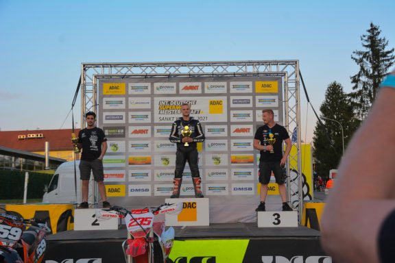 Benjamin Hagmaier auf dem Podium Platz 1 mit Pokal in seiner Hand