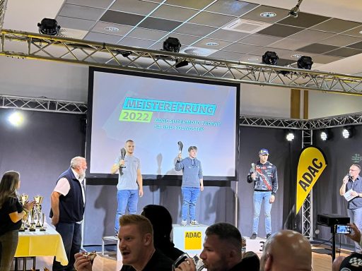 Benjamin Hagmaier auf der Bühne auf dem 2. Platz mit Pokal für den Vizemeister