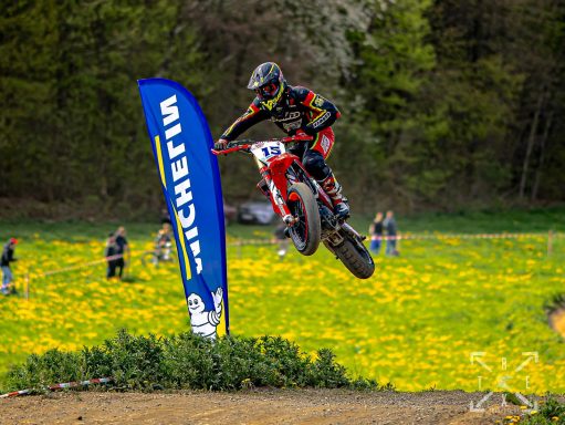 Benjamin Hagmaier mit seiner roten Supermoto über einem Sprung 