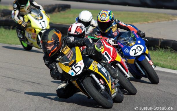 Benjamin Hagmaier auf seinem Minibike vor seinen Konkurrenten