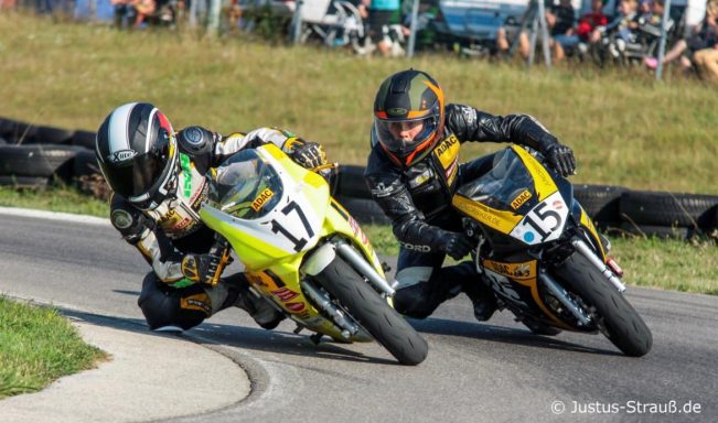 Benjamin Hagmaier auf seinem Minibike hinter einem Konkurrenten